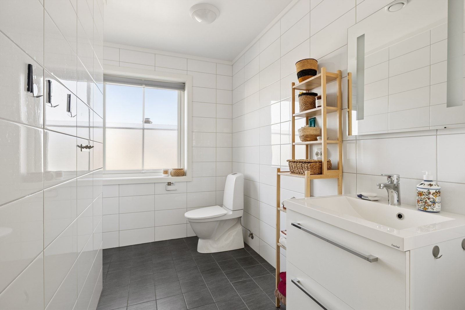 Badet er helfliset på gulv og vegger, og har varmekabler i gulvet for økt komfort. Galleribilde