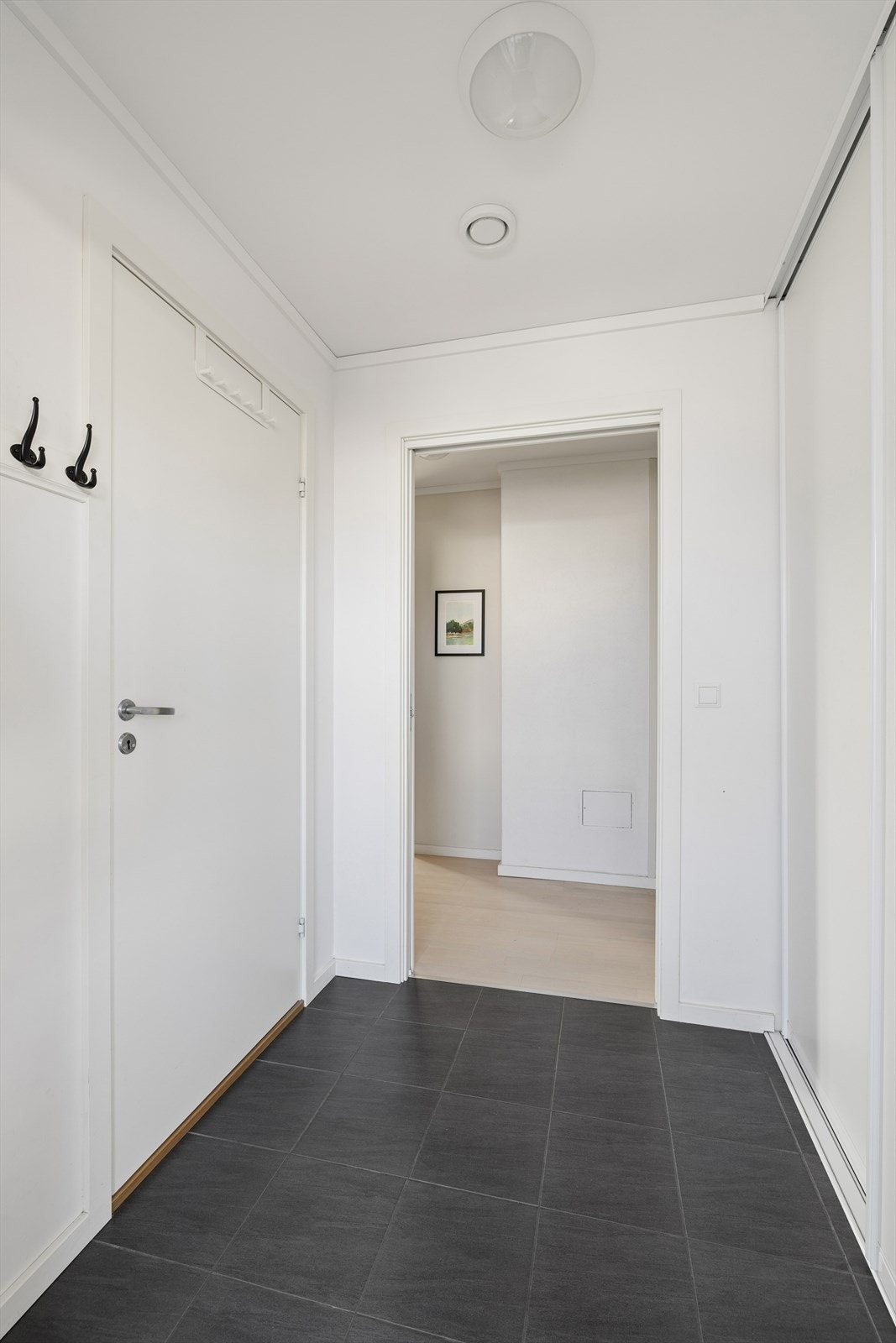 I entrèen er det montert en praktisk skyvedørsgarderoe. Det er også direkte tilgang til en innvendig bod. Galleribilde