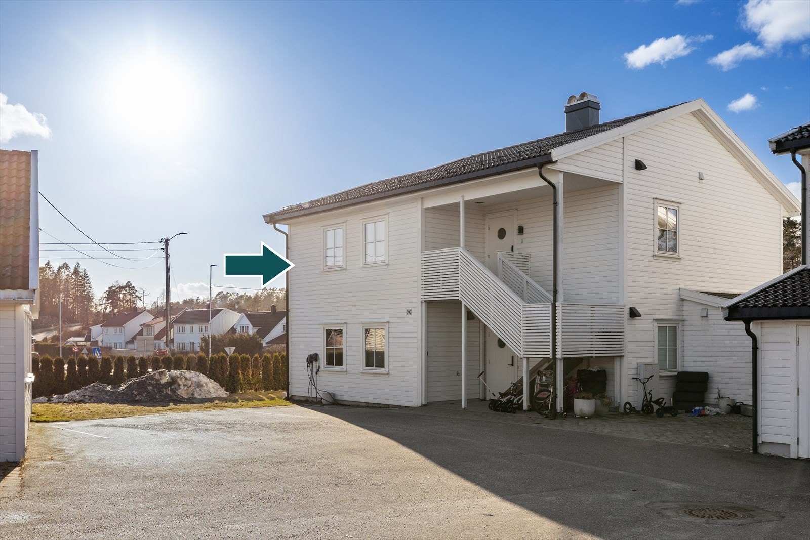 Boligen disponerer 1,5 parkeringsplasser (3 parkeringsplasser tilsammen for snr. 3 og 4) på felles gårdsplass. Elbillader på husvegg. Galleribilde