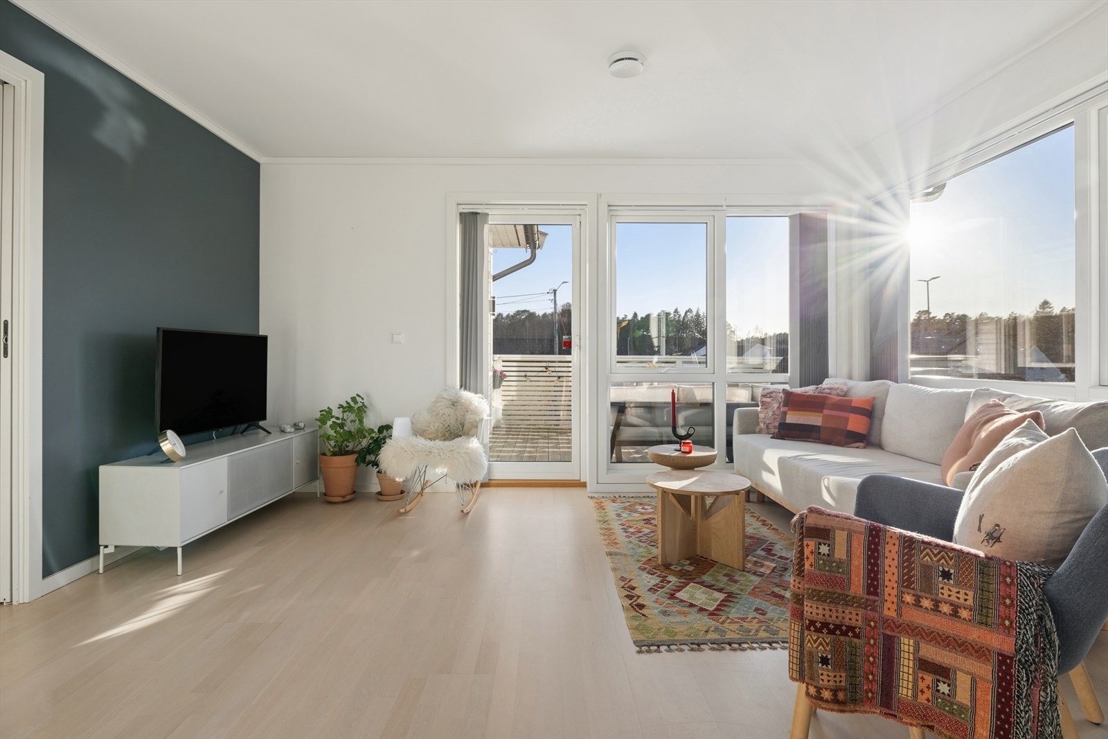 Boligen holder en moderne, energieffektiv standard med energiklasse B. Malt kontrastvegg gir rommet særpreg! Galleribilde