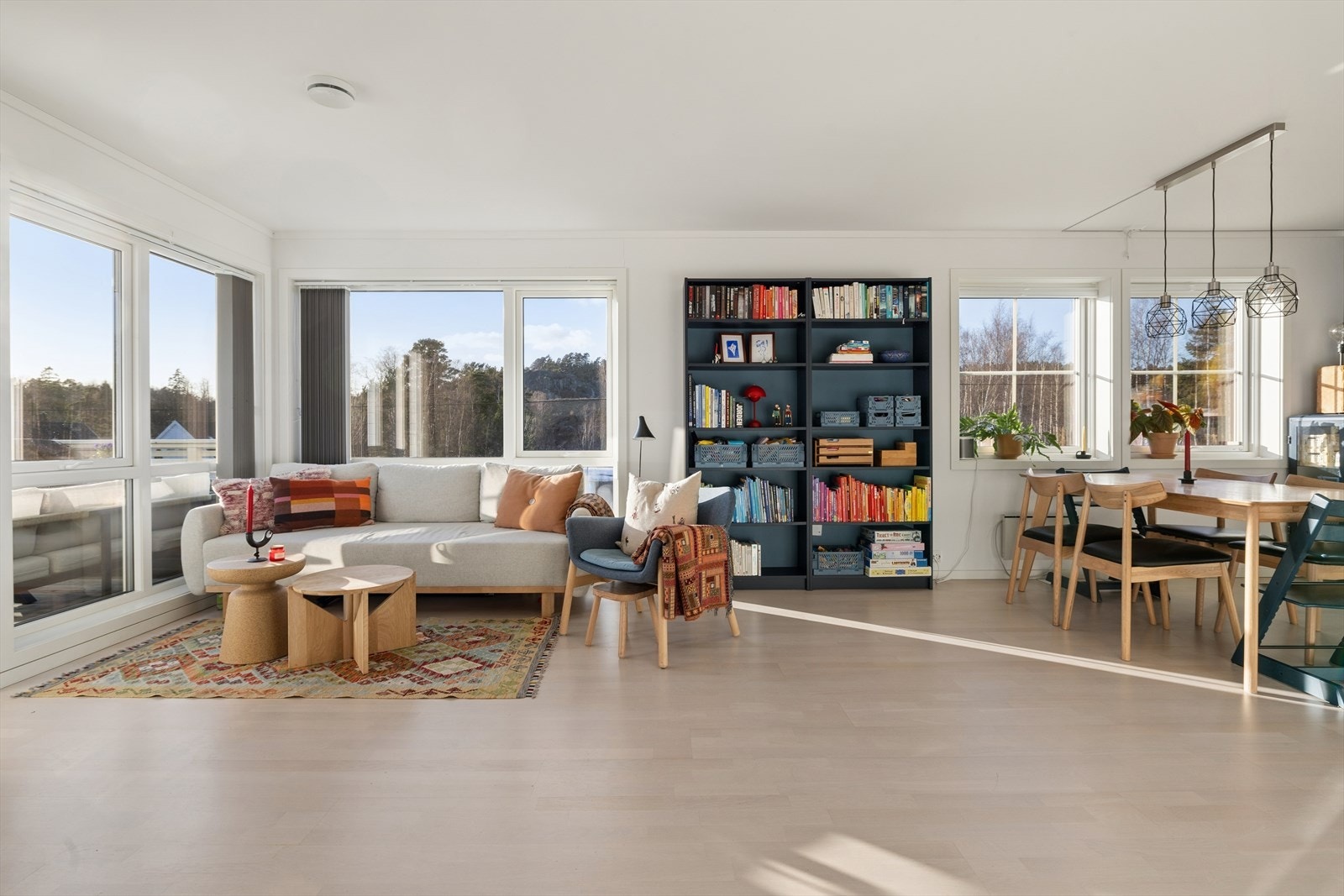 Store og mange vindusflater i rommet gir rikelig med dagslys og en god romfølelse. Galleribilde