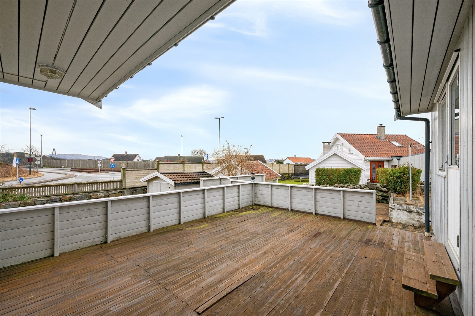 Den sørvendte terrassen på 29 m² har god plass til utemøbler og trapp ned til hagen. Galleribilde