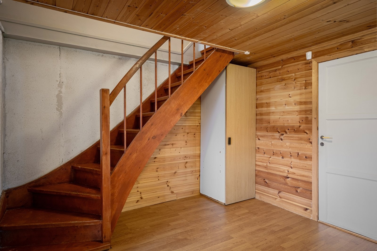 Den malte tretrappen med lukkede trinn forbinder de to etasjene. Galleribilde