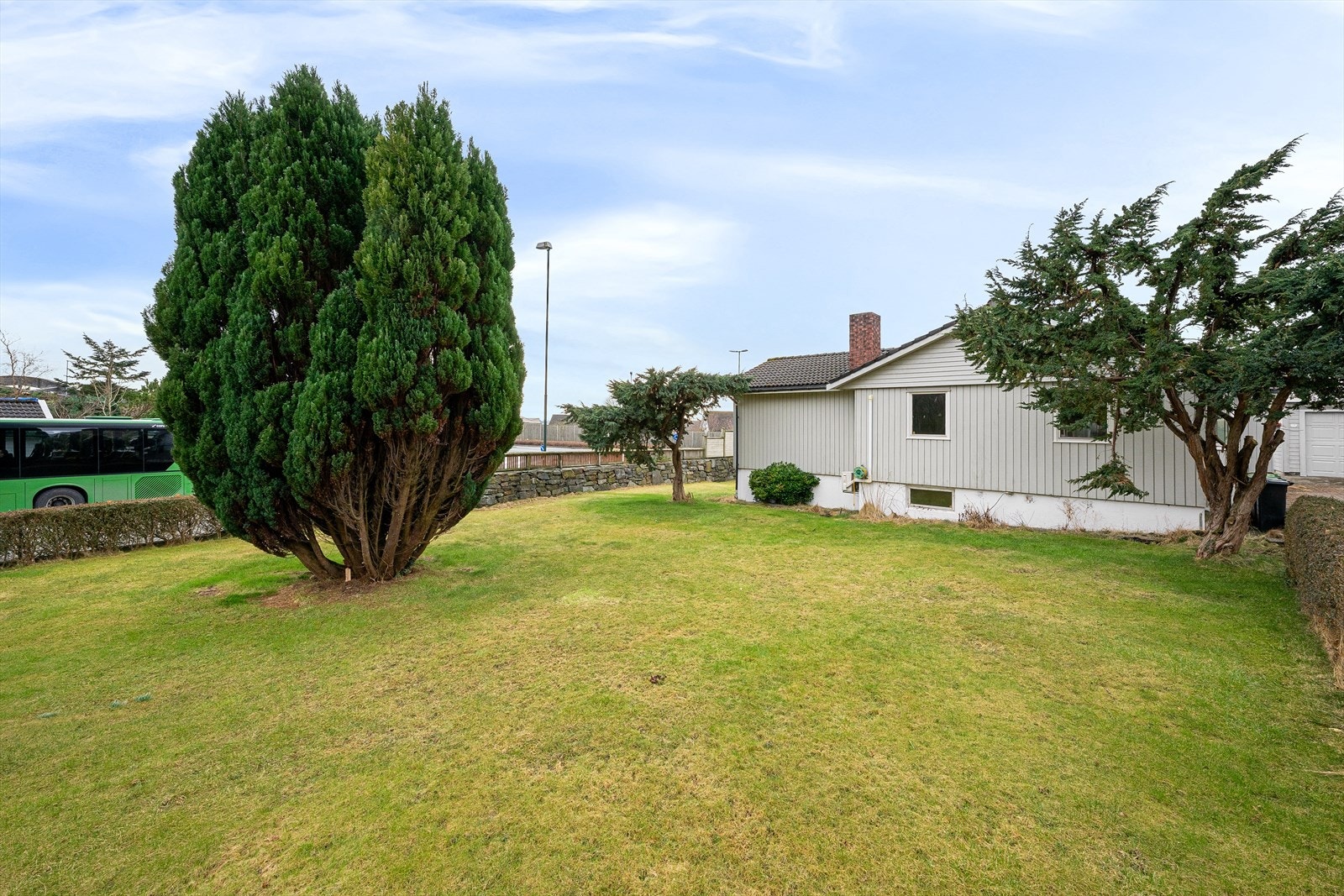 Stor og romslig hage. Galleribilde