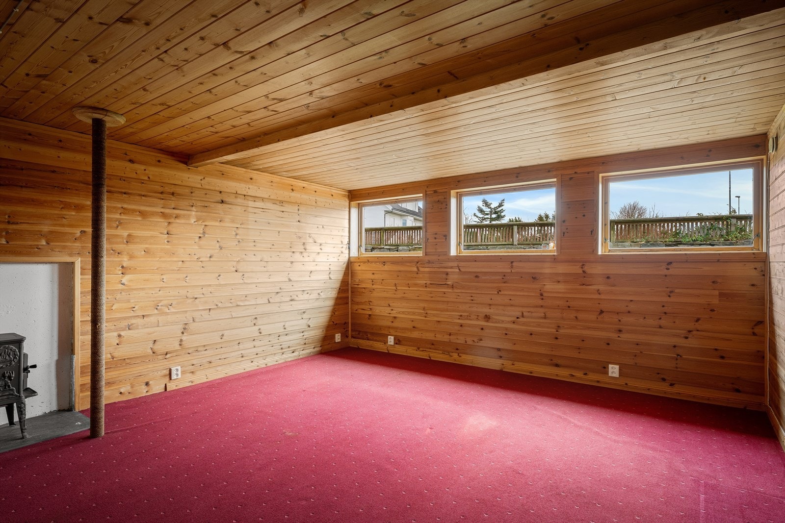 Trepanel på vegger og i tak. Galleribilde