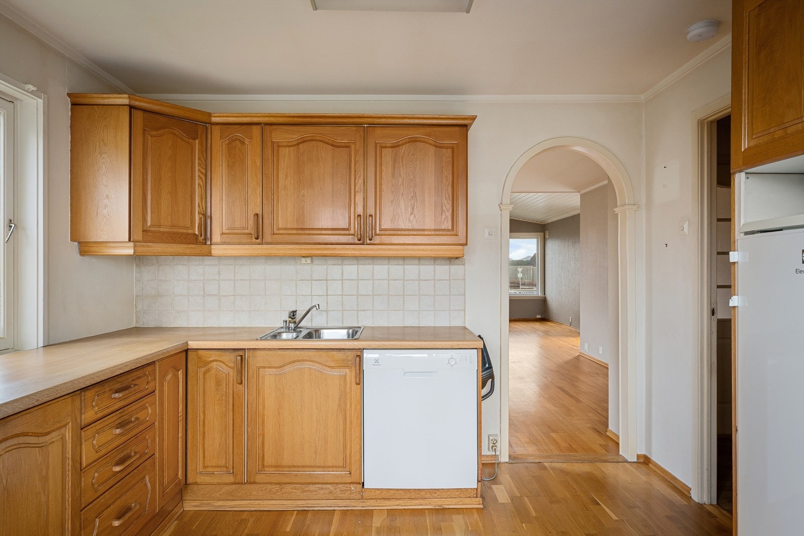 Kjøkkenet med profilerte eikefronter og benkeplate i laminat. Galleribilde