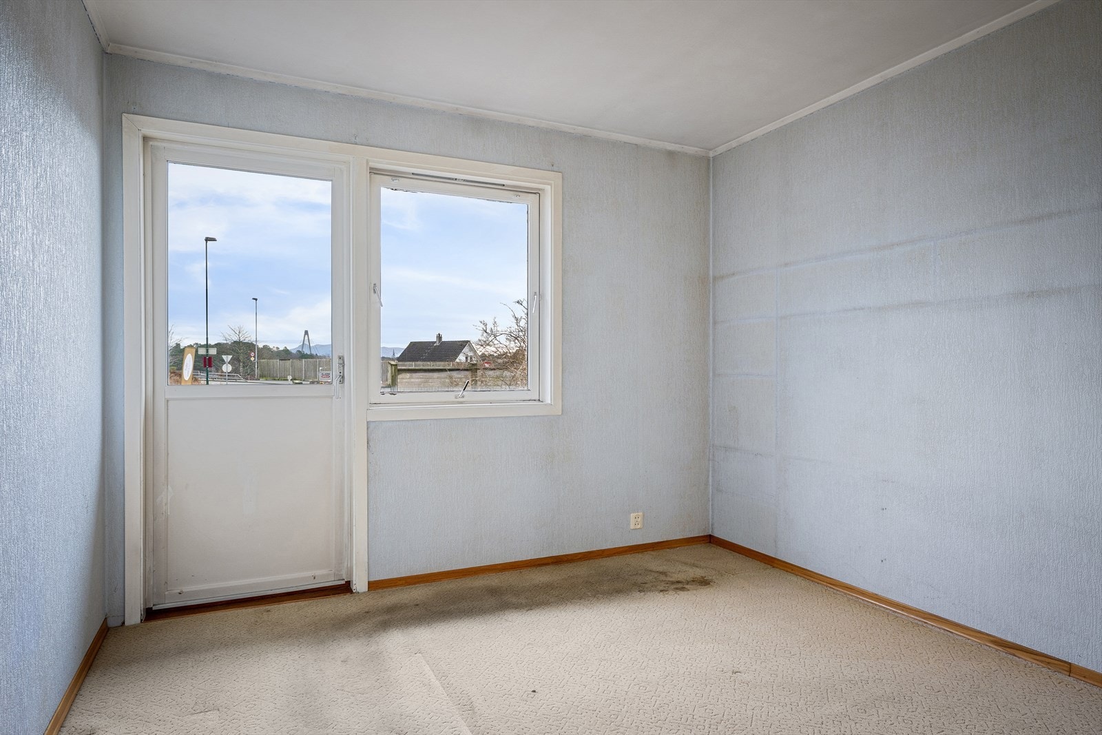 Det ene av soverommene har egen utgang til den sørvendte terrasse. Galleribilde