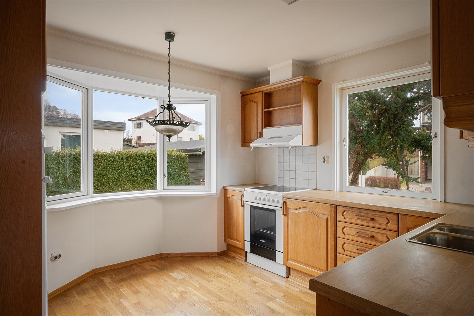 Karnappvinduet på kjøkkenet gir godt med arbeidslys og rom for en hyggelig spiseplass. Galleribilde