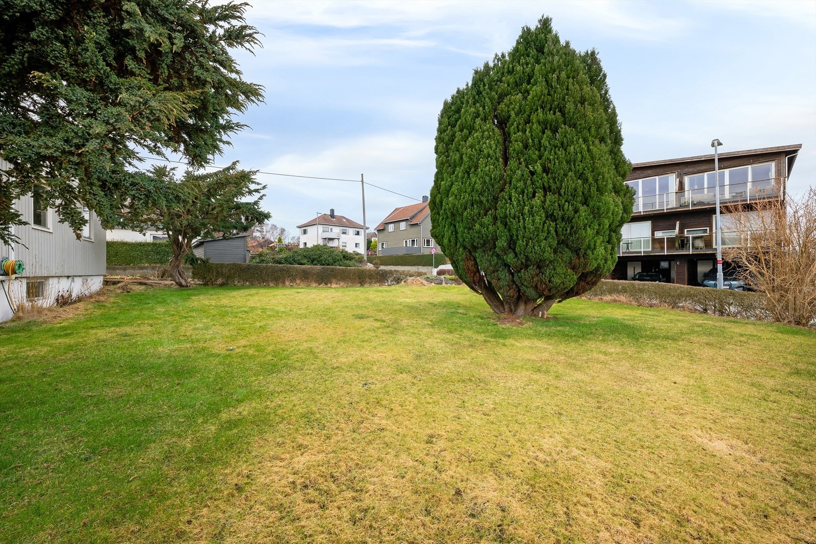 Eiendommen har en stor, opparbeidet hage og et gårdstun. Galleribilde