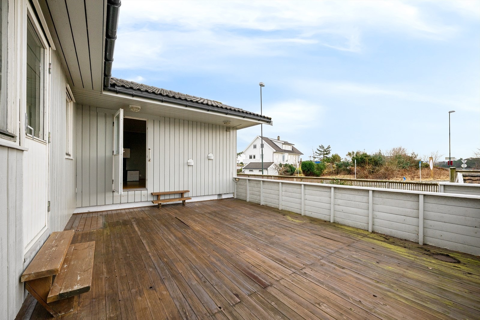 Terrassen er oppført på trebjelkelag og belagt med terrassebord. Galleribilde