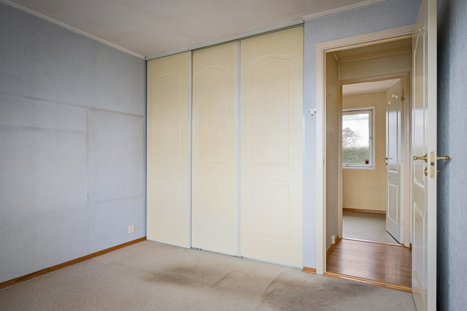 Hovedetasjen har tre soverom. Dette rommet har god plass til garderobeløsning. Galleribilde