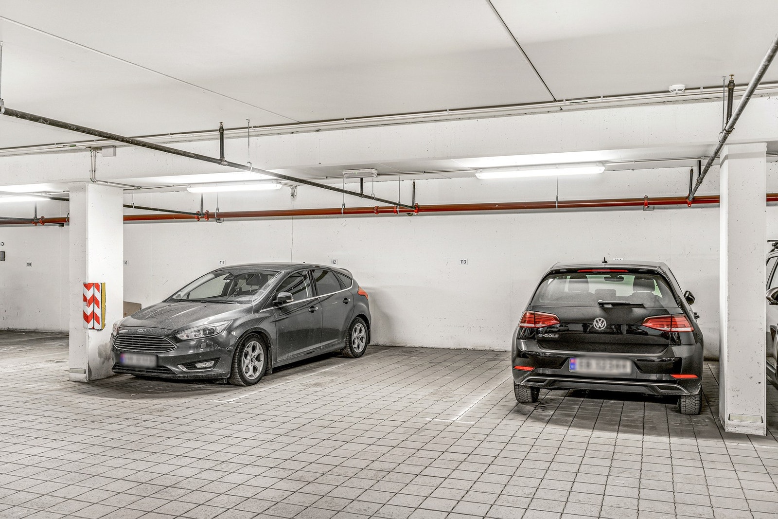 Boligen disponerer fast parkeringsplass i oppvarmet garasjekjeller. Galleribilde