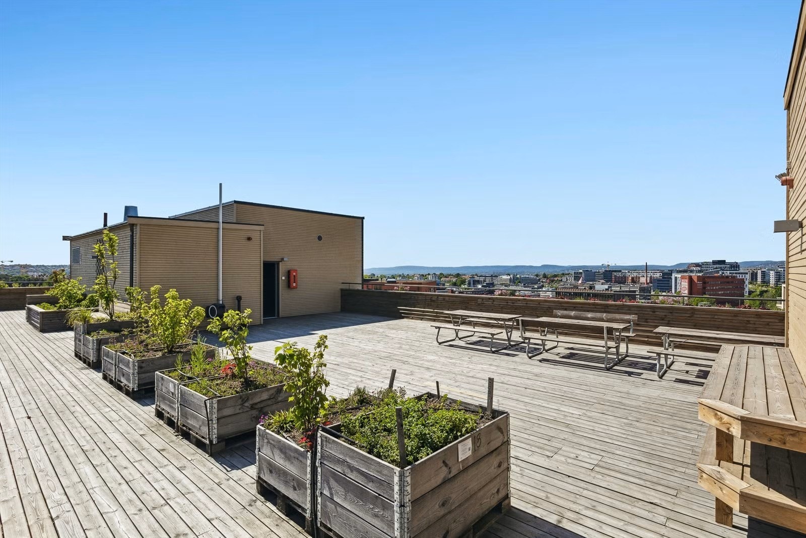 I det moderne borettslaget er det blant annet felles takterrasse med fantastisk utsikt over byen, et frodig gårdsrom med lekeplass, heis, sykkelparkering, trimrom og hobbyrom. Galleribilde