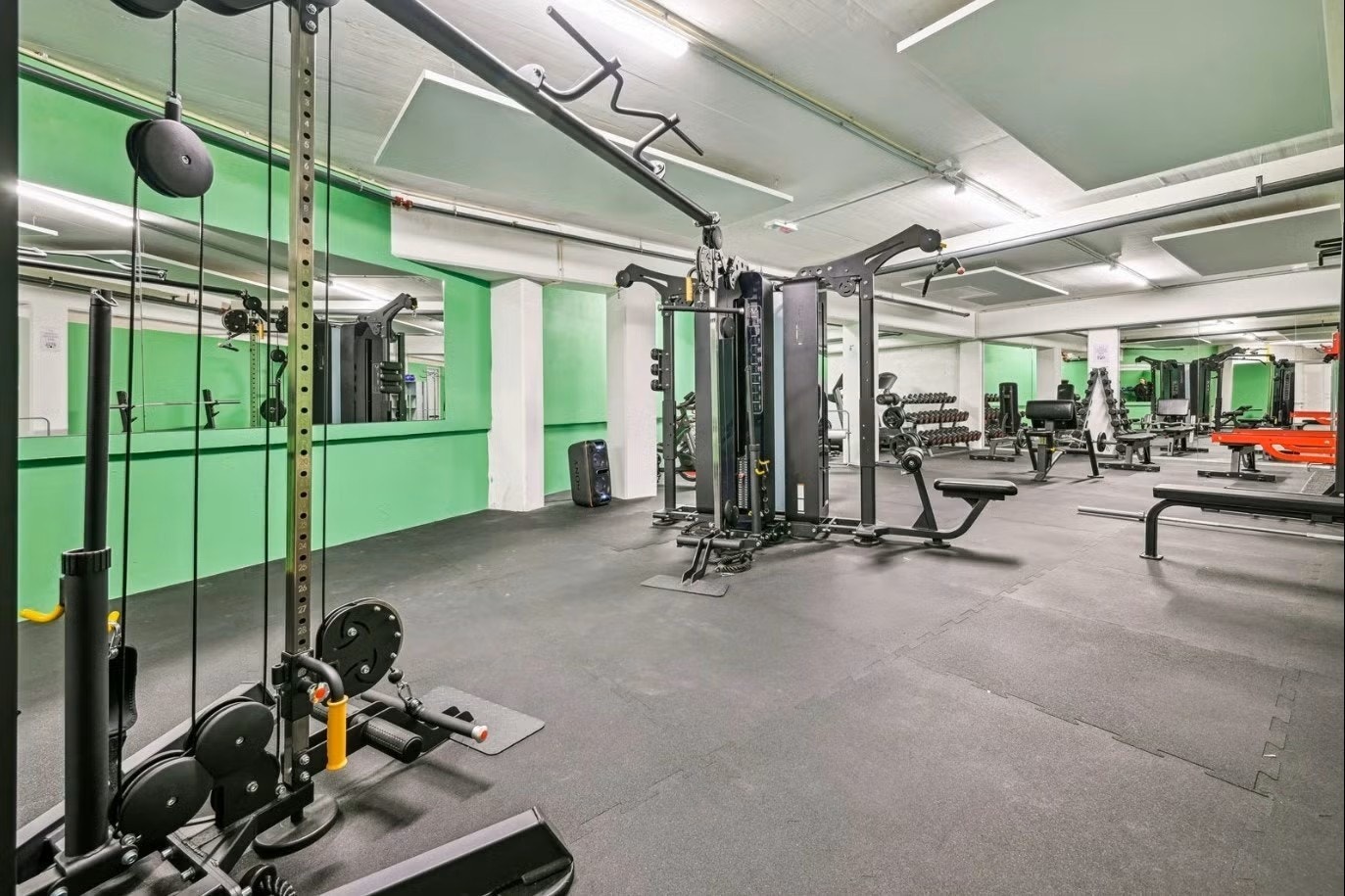 Det er et stort treningsrom tilgjengelig for beboerne i Ulven park. Det betales en årlig avgift for å disponere treningsrommet. Galleribilde
