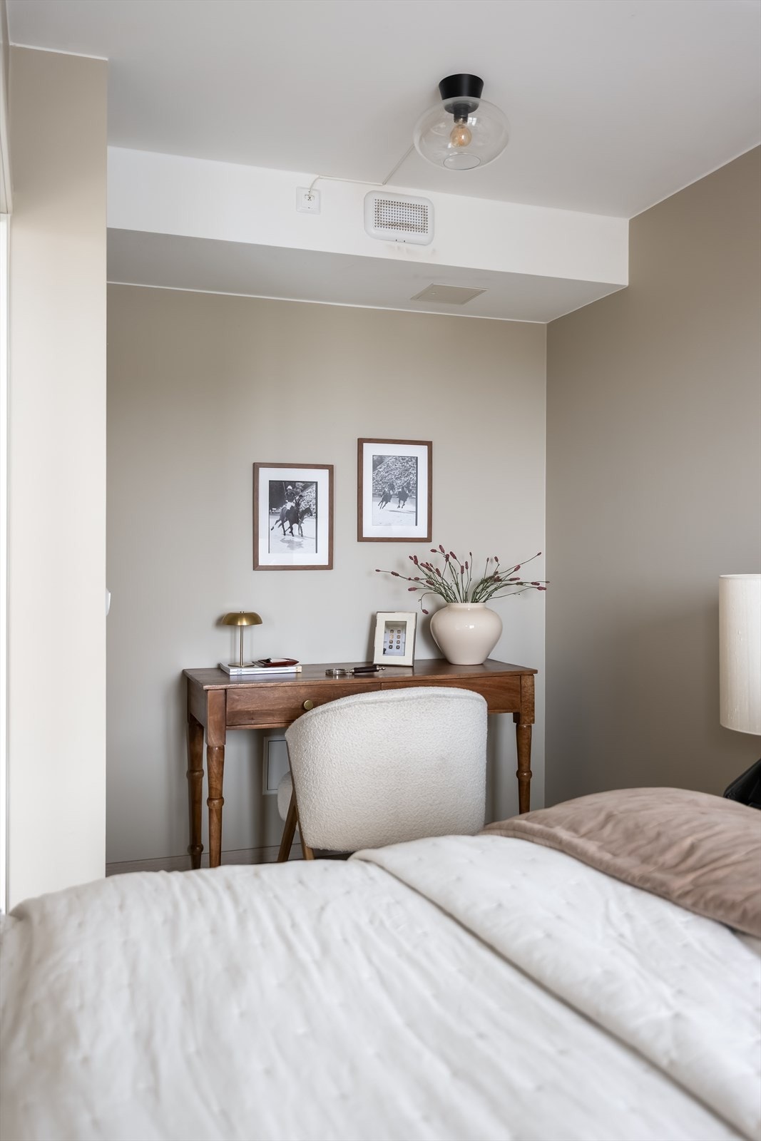 Her er det mulighet for å etablere en praktisk garderobeløsning som gjør hverdagen ekstra komfortabel. Galleribilde