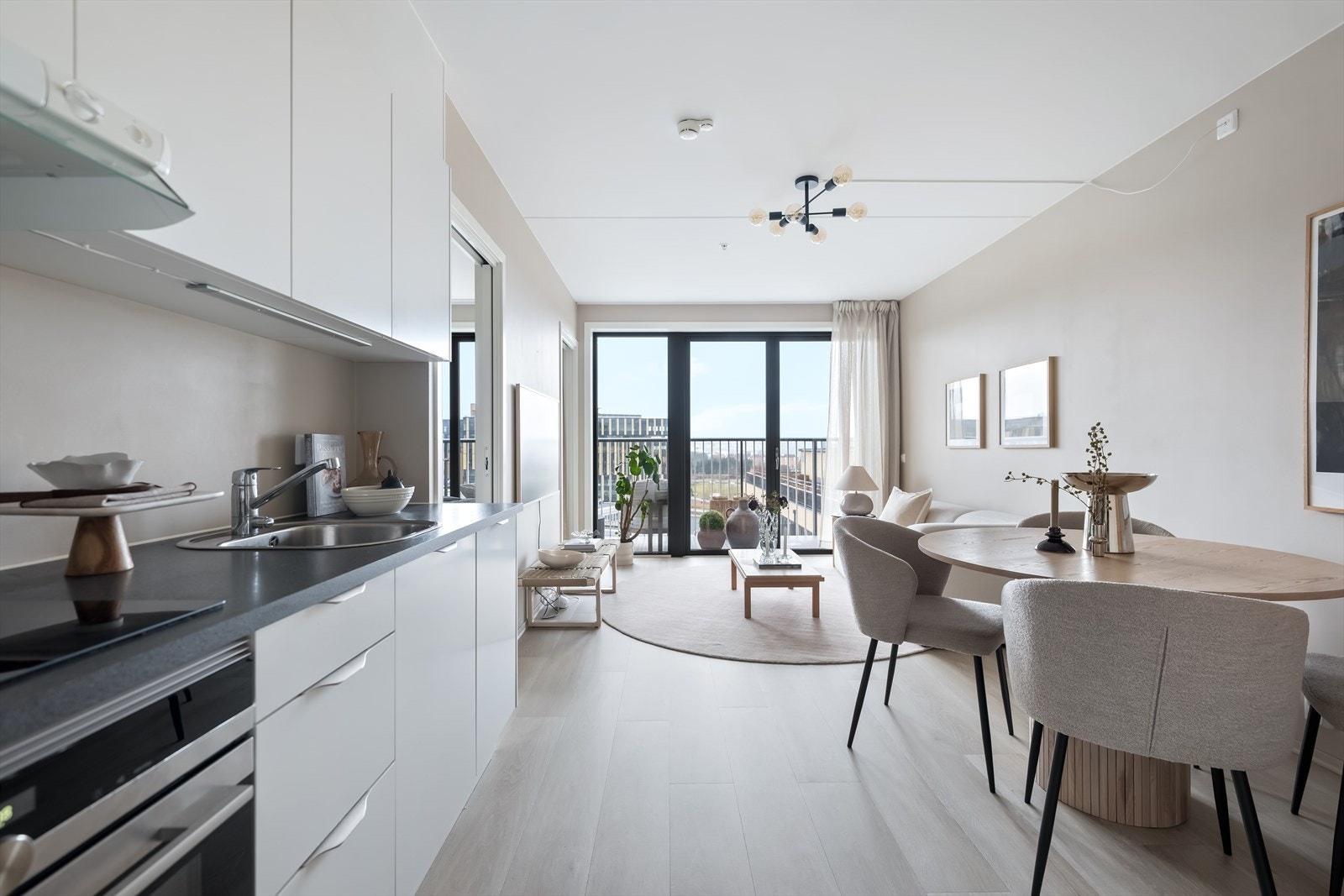 Stuen byr på en åpen stue-/kjøkkenløsning som skaper en sosial og moderne atmosfære, hvor sonene glir sømløst over i hverandre. Galleribilde