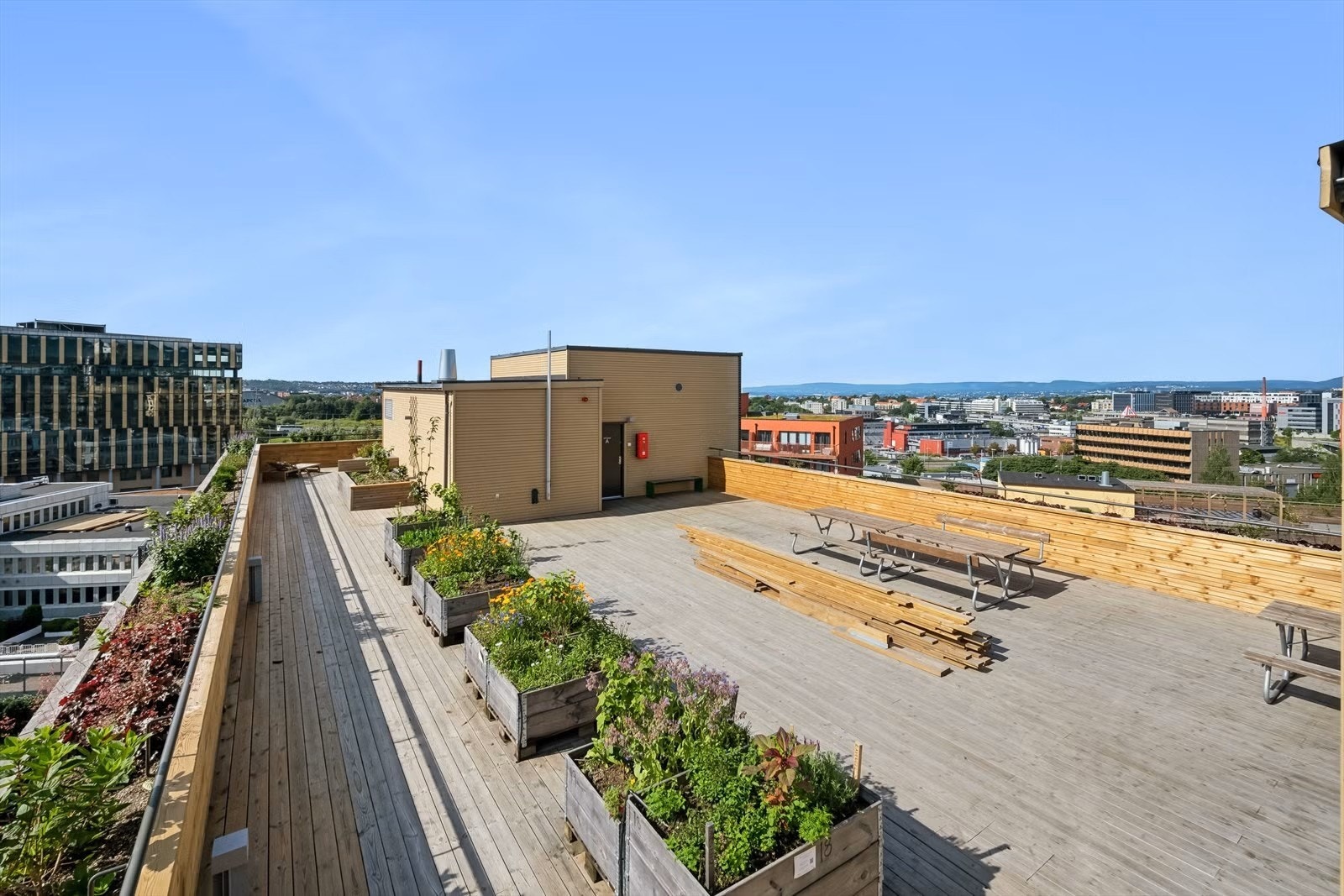 Som beboer i Ulven Park borettslag har du tilgang til flotte takterrasser. Her har du nydelig utsikt og gode solforhold hele dagen! Galleribilde