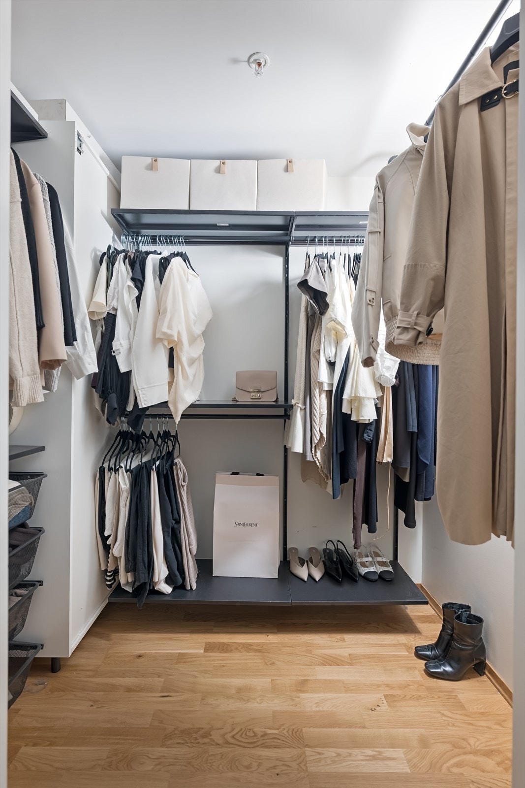 Fra gangen har du direkte tilgang til en en innvendig bod som er smart utnyttet som walk-in garderobe. Galleribilde