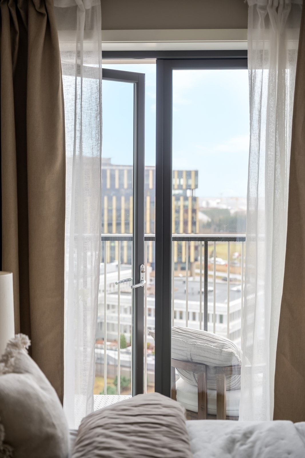 De store vindusflatene slipper inn rikelig med dagslys og gir samtidig et hyggelig blikk ut mot omgivelsene. Galleribilde