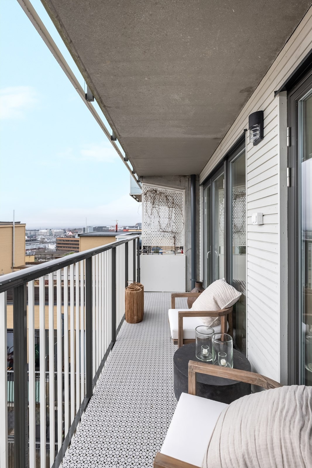 Balkongen fungerer som en naturlig forlengelse av stuen på varme dager, og gir deg gode muligheter til å innrede etter behov. Galleribilde