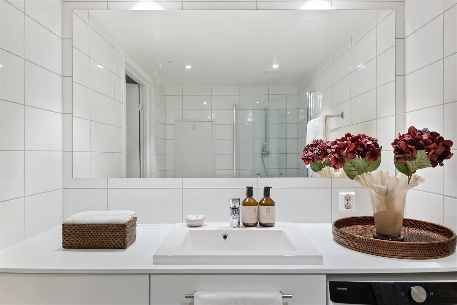 Badet har gulvvarme for ekstra komfort, dusjhjørne med god plass, samt opplegg for vaskemaskin. Galleribilde