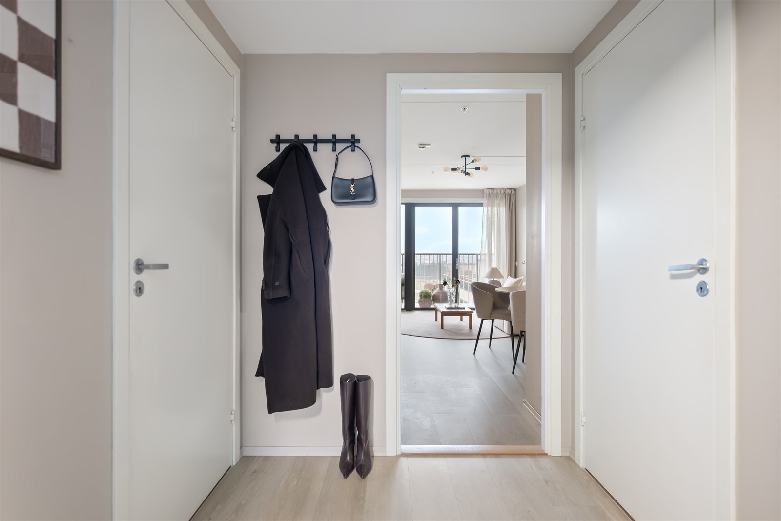 Inngangspartiet gir et ryddig og innbydende førsteinntrykk, med god plass til å henge fra seg yttertøy og ta imot gjester. Galleribilde