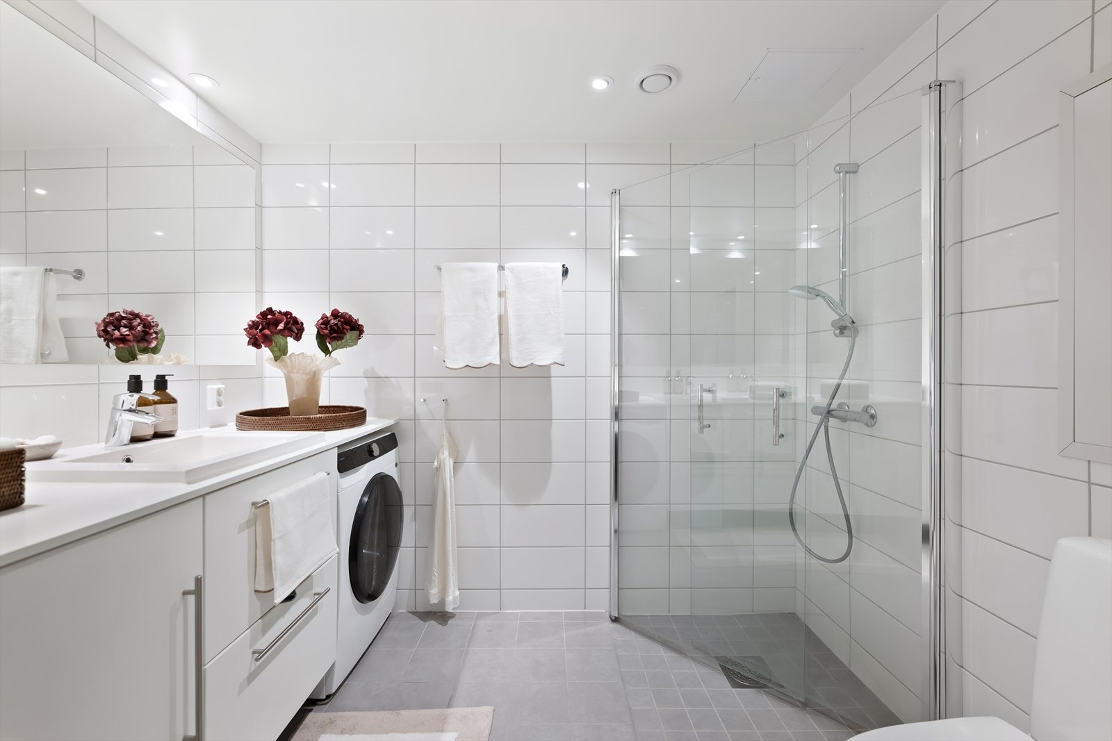 Badet fra byggeår gir et tidløst utrykk med flislagte vegger og moderne detaljer. Her finner du alt du trenger for en praktisk og behagelig hverdag. Galleribilde