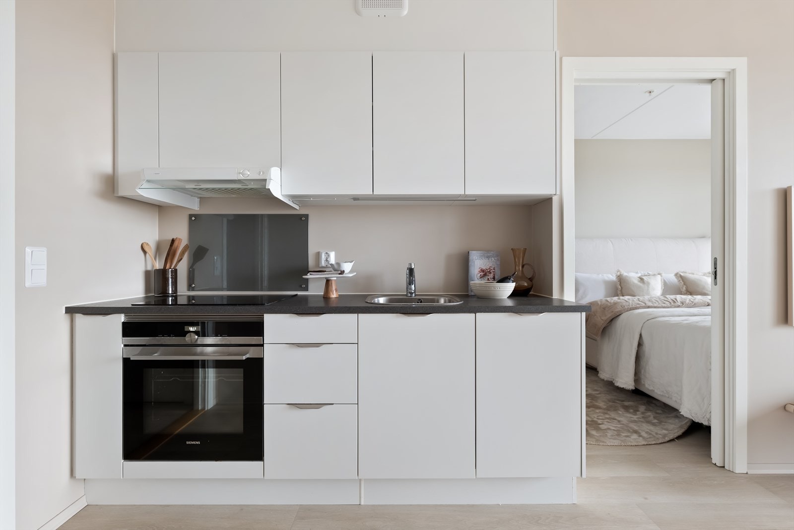 Her får du gode oppbevaringsmuligheter og gjennomtenkte løsninger som gir et kjøkken som kombinerer design og funksjonalitet. Perfekt for deg som liker å lage mat og verdsetter orden og kvalitet. Galleribilde