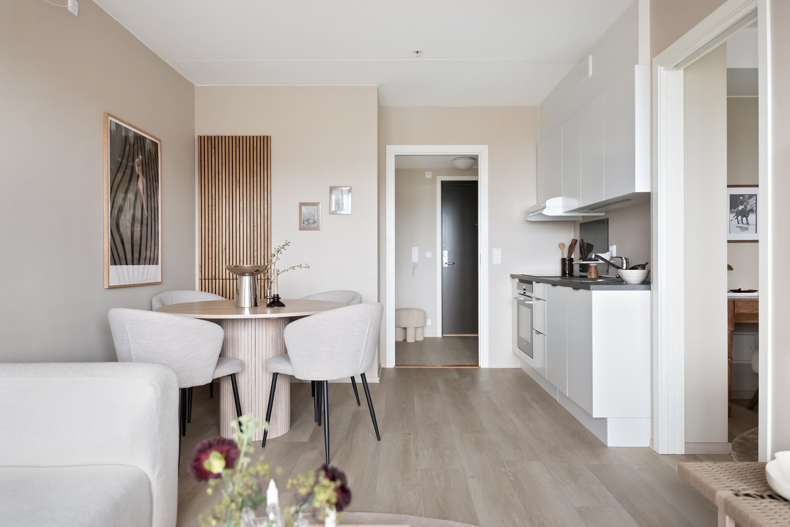 Spileveggen fungerer som et dekorativt blikkfang som tilfører rommet varme og struktur. Galleribilde