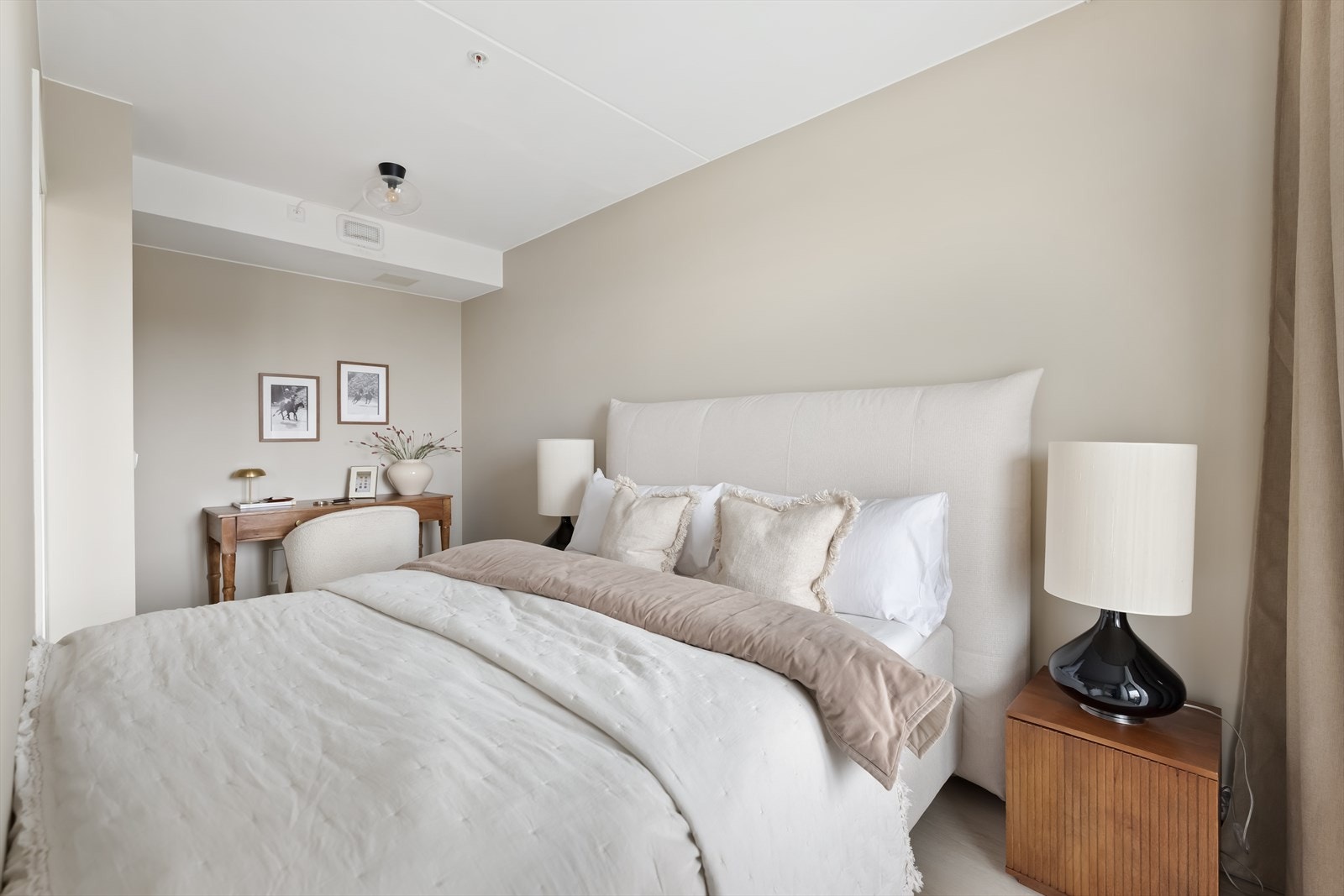 De lyse fargetonene, myke tekstilene og den behagelige belysningen skaper en harmonisk atmosfære som gjør det enkelt å trives her. Galleribilde