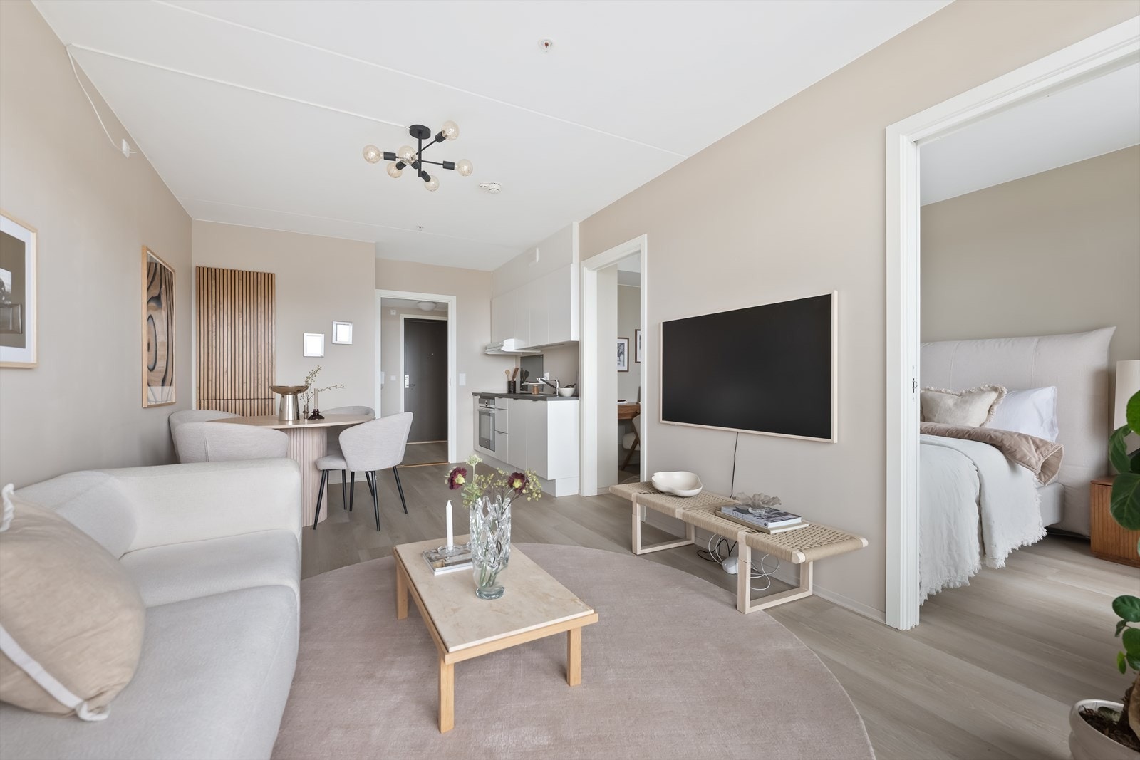 Stuen fremstår som lys og luftig, og danner hjemmets naturlige samlingspunkt. Galleribilde