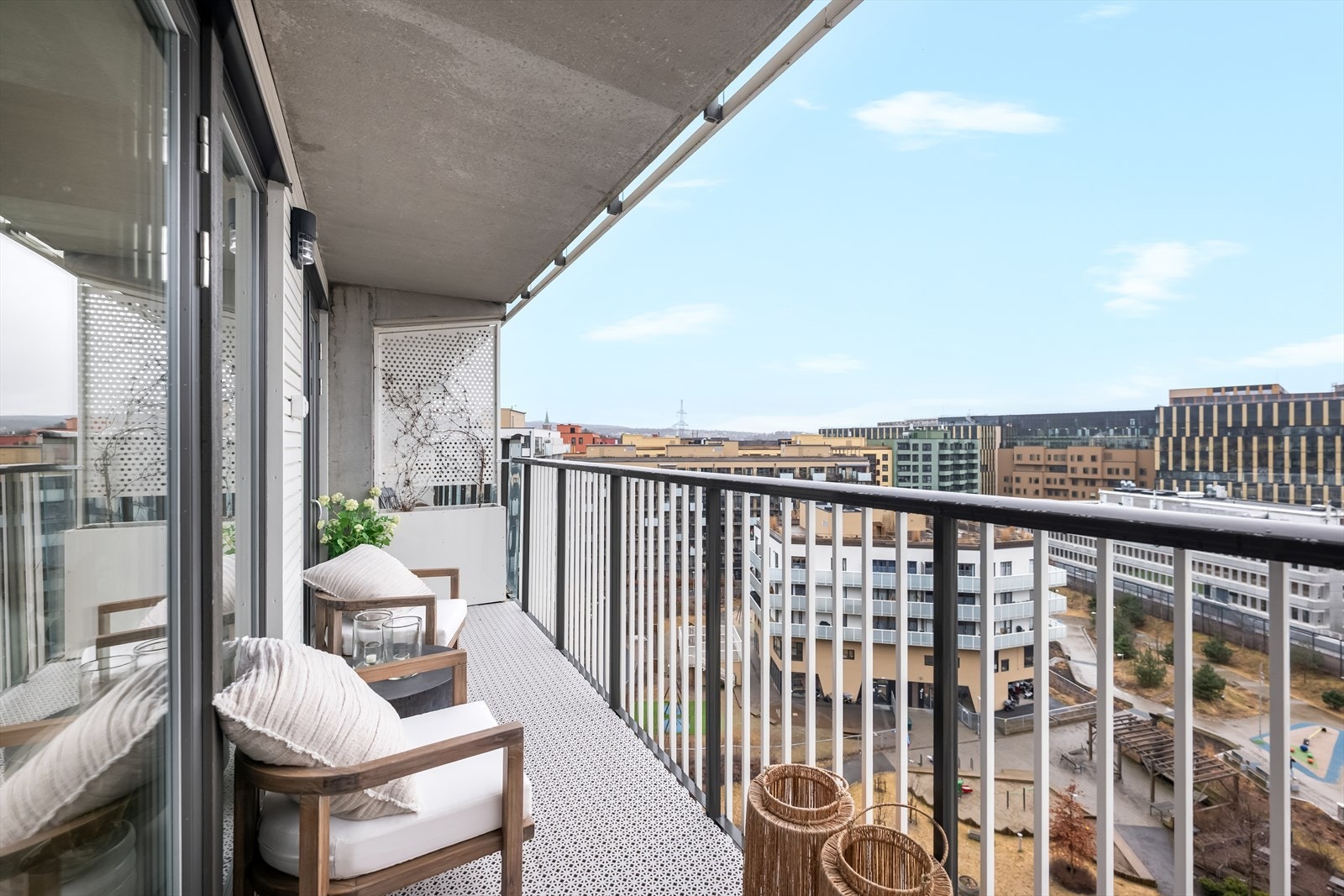 Fra stuen har du direkte utgang til en romslig sydvestvendt balkong på hele 7,2 m². Galleribilde