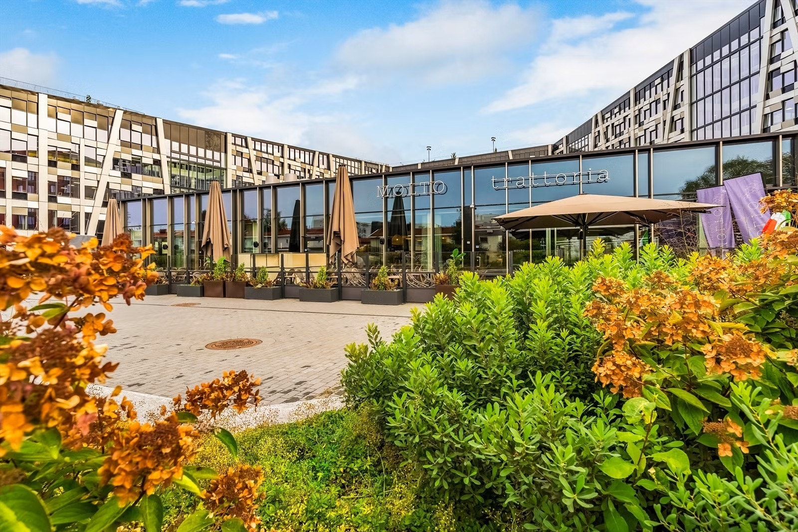 Molto Trattoria er en italiensk restaurant i Økern Portal som må oppleves. Den er kjent for sine håndlagde pastaretter, sprø pizzaer og smakfulle desserter. Galleribilde