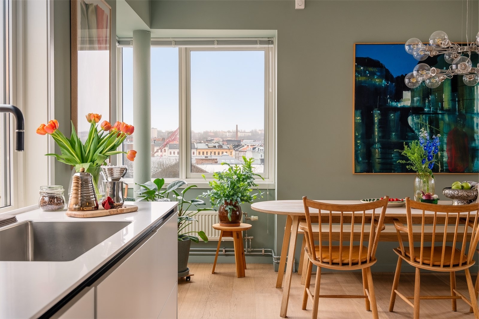 Her har du god plass til å invitere gjester på middag. Galleribilde