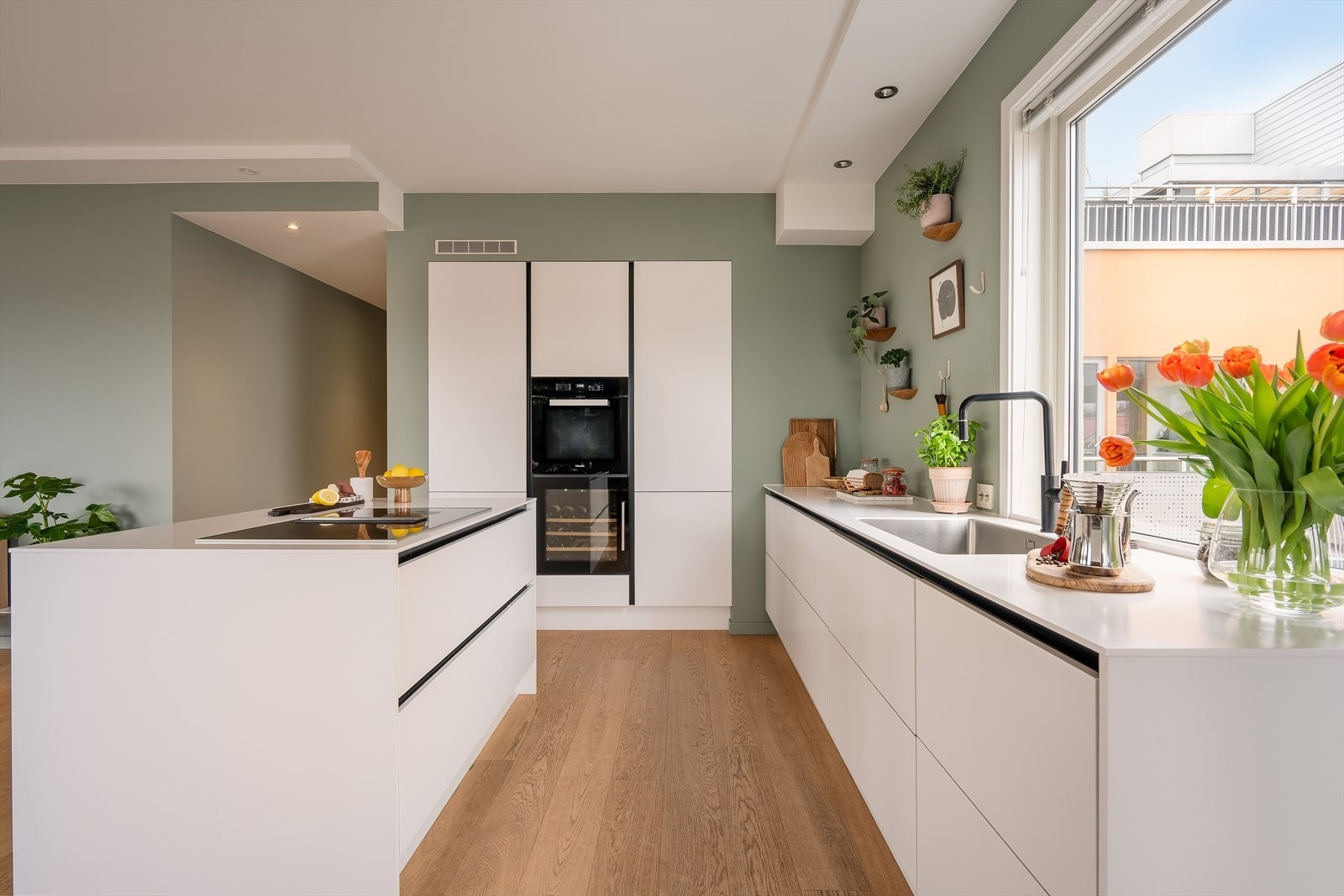 Den praktiske kjøkkenøyen utnytter plassen til det fulle, med skuffer og skap på begge sider. Galleribilde