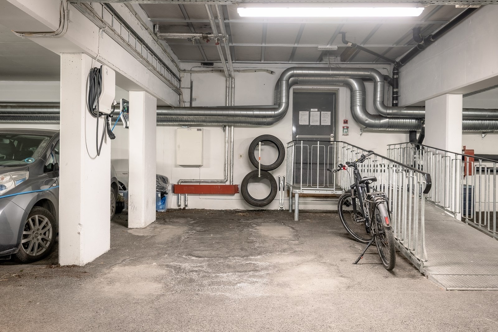 Leiligheten disponerer garasjeplass med en av de beste interne beliggenhetene i anlegget. Her har du god plass til både bil og sykkel. Galleribilde