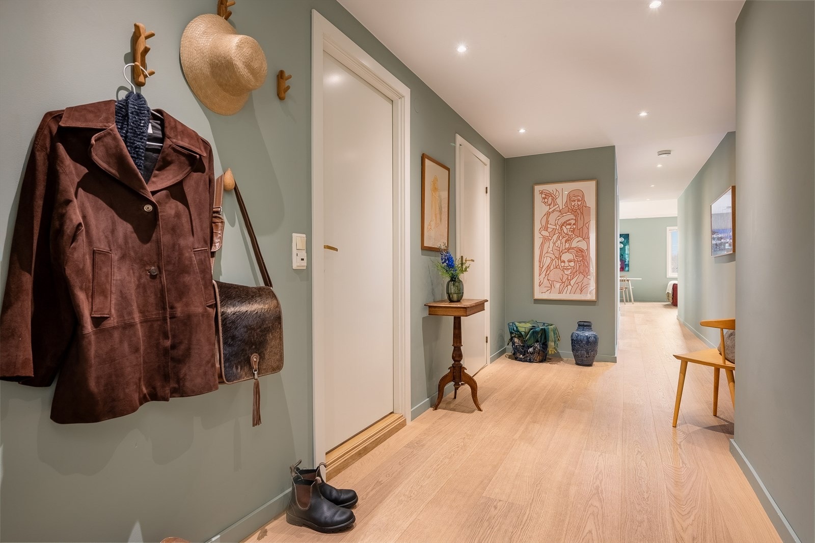 En luftig gang fører deg mellom rommene. Galleribilde