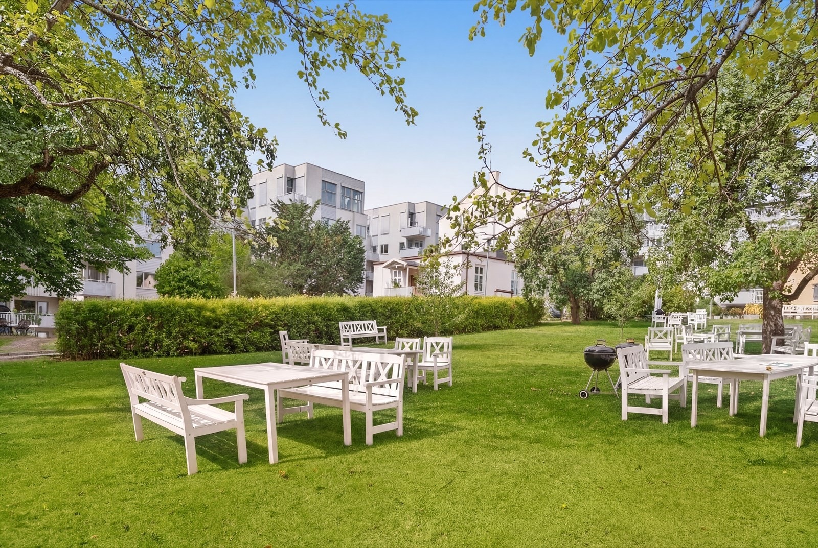 Her finner du lekestativ, sandkasse og bærbusker. Det er fritt frem å høste markjordbær, rabarbra, blomster og frukter fra trærne (moreller, epler og pærer), for å ta med hjem. Galleribilde