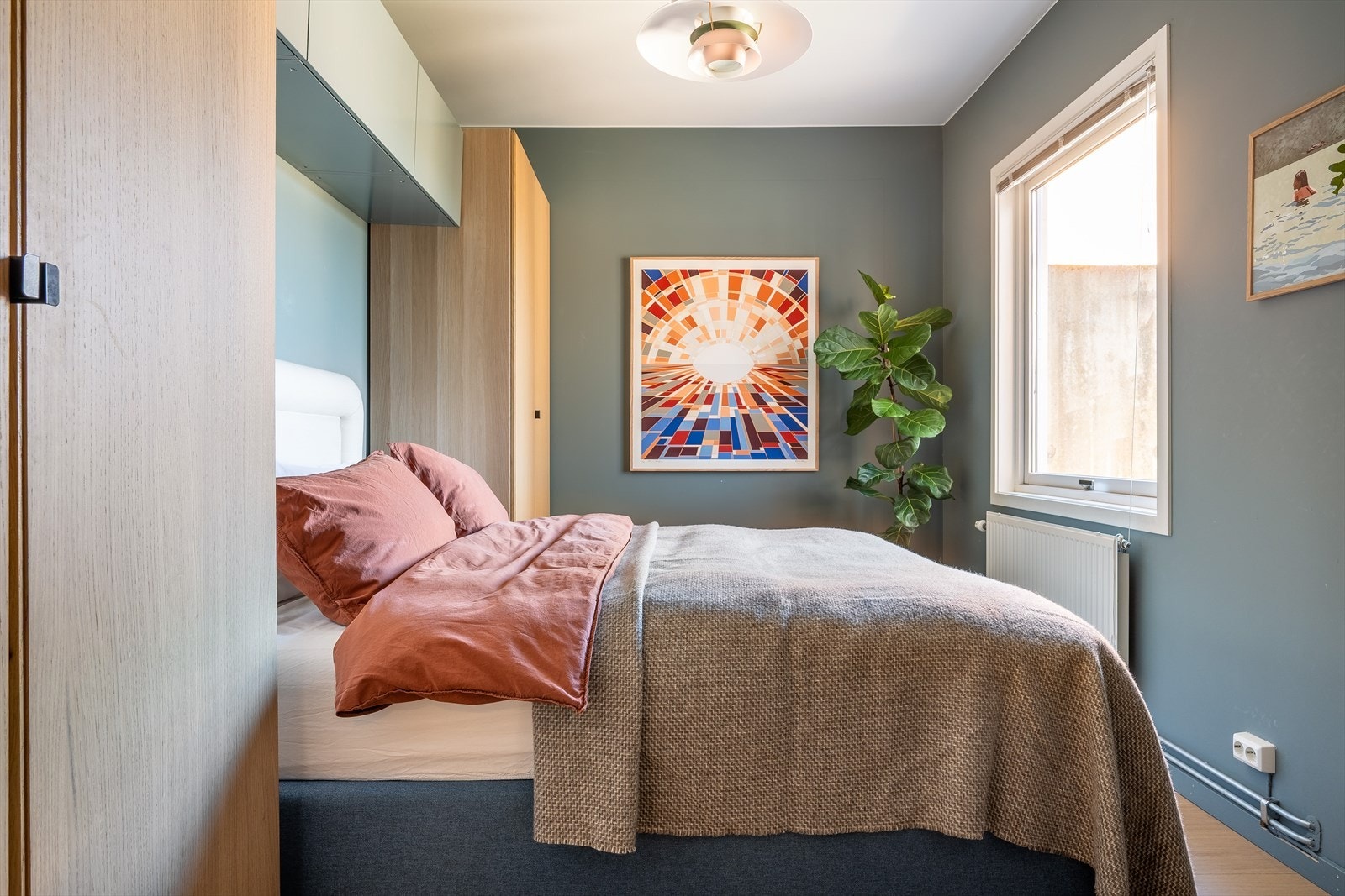 Hovedsoverommet er romslig, med god plass til dobbeltseng. Rommet er holdt i en dus og delikat blåtone, som er bevist å fremme søvn. Galleribilde