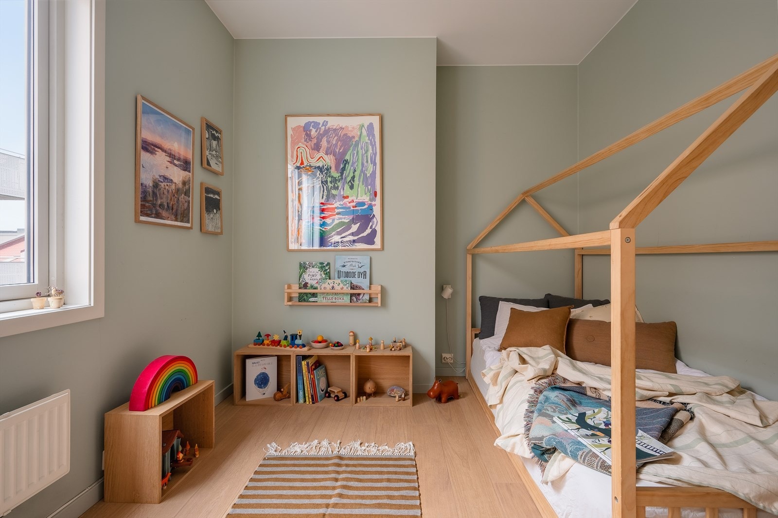 Soverom II er i dag innredet som barnerom. Rommet har god plass til seng, skrivebord og oppbevaring. Galleribilde