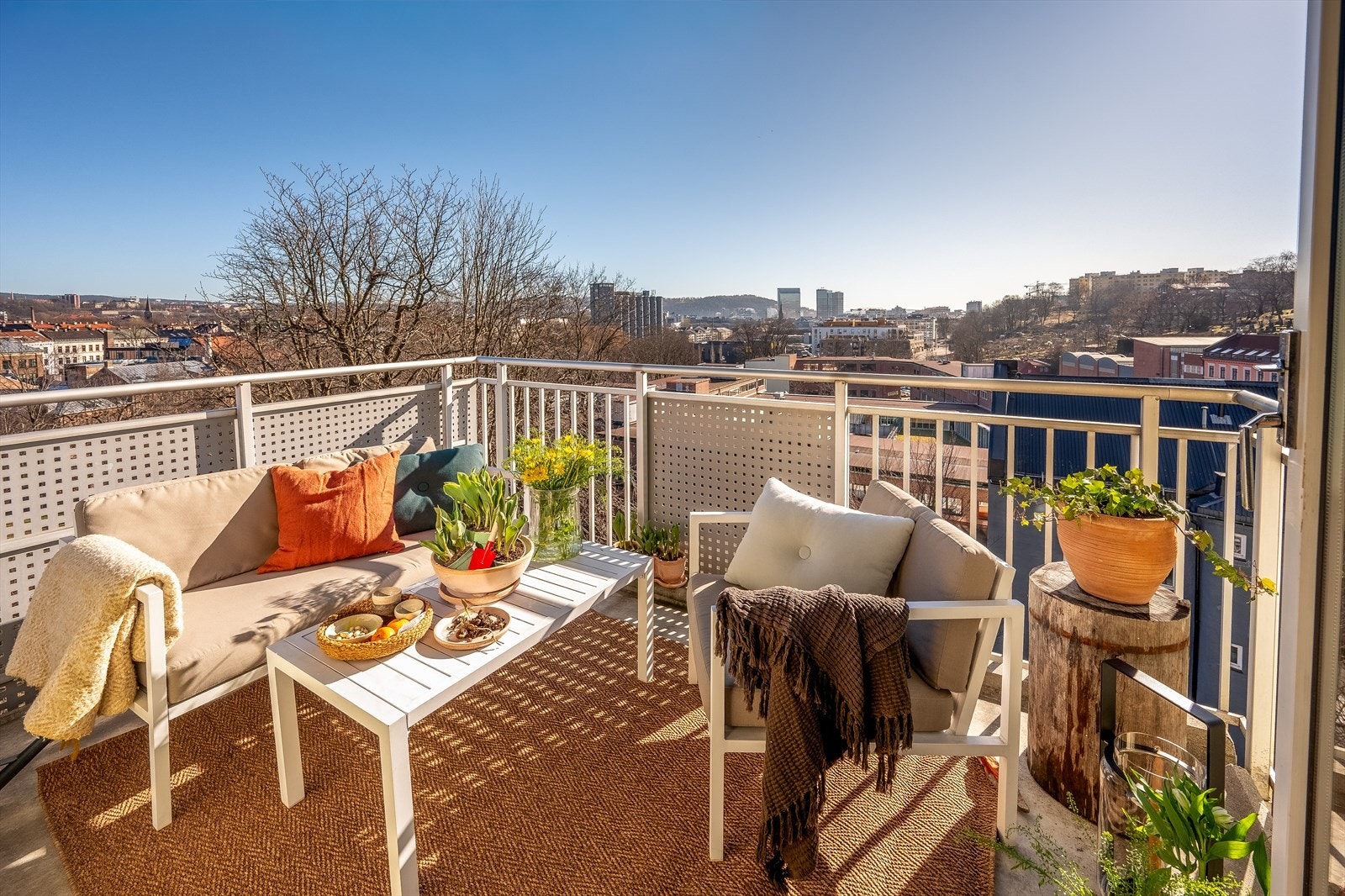 Den herlige balkongen fungerer som en forlengelse av leiligheten i sommerhalvåret. Her har du god plass til å innrede med utemøbler, planter og grill. Galleribilde