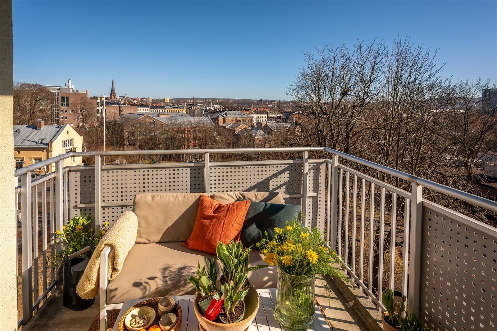 Solen står opp utenfor soveromsvinduet og skinner inn på kjøkkenet til frokost. Beveger seg over horisonten ved stuevinduet og balkongen, før den går ned over Aker kirkegård om kvelden. Galleribilde