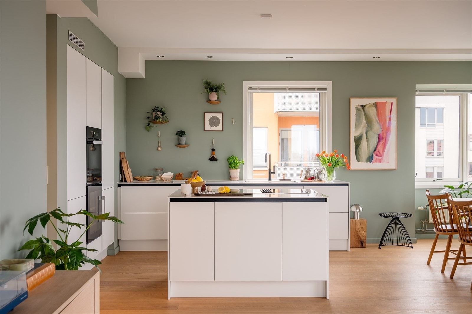 Her er alle hvitevarer integrert, herunder oppvaskmaskin fra AEG, kjøl/frys fra Electrolux, vinkjøleskap fra Temptech, samt stekeovn fra Miele i høyskap. Induksjonsplatetopp i kjøkkenøy med integrert avtrekk, begge fra Miele. Galleribilde