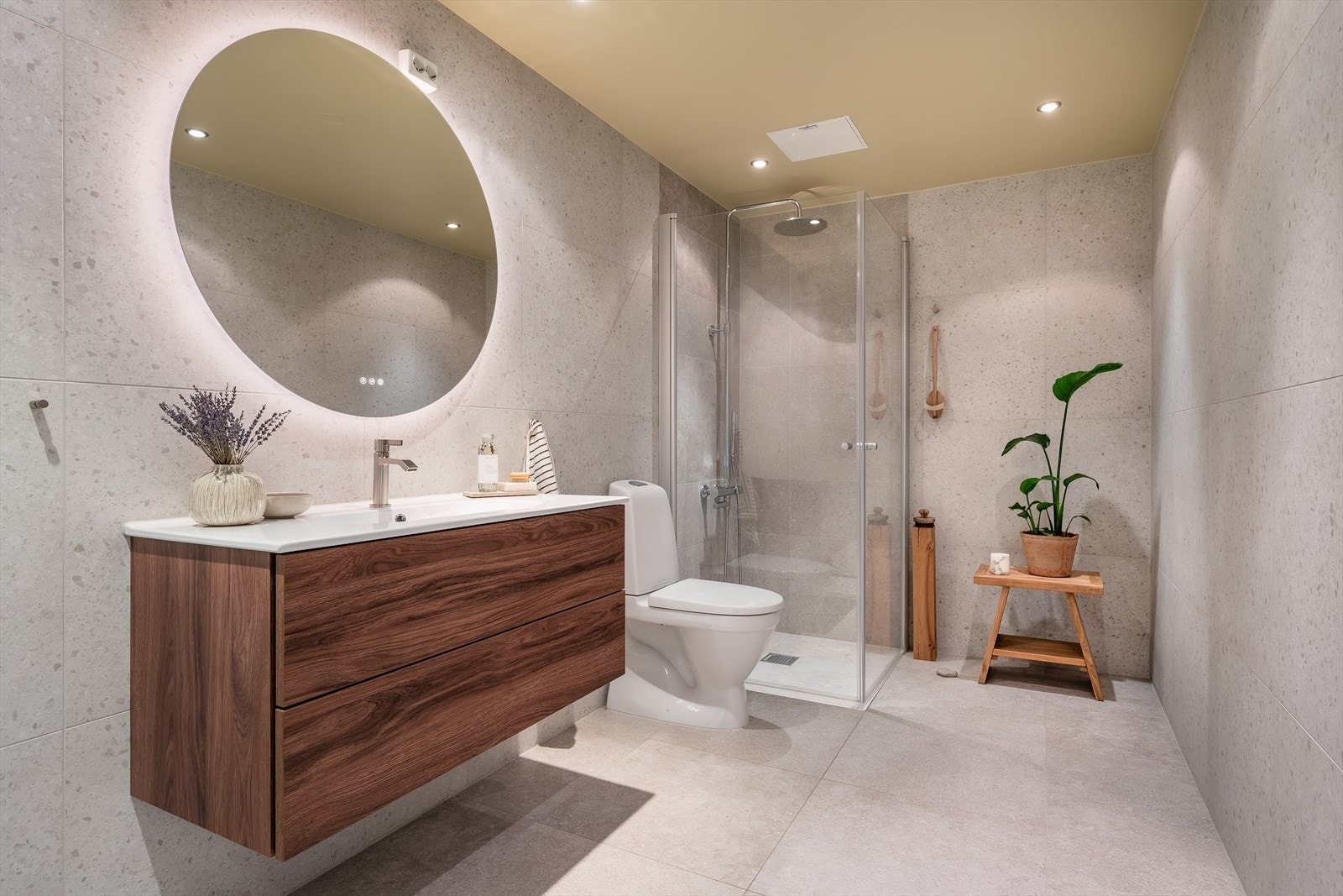 Det delikate baderommet ble pusset opp i 2025, og gir virkelig spafølelsen hjemme. Galleribilde