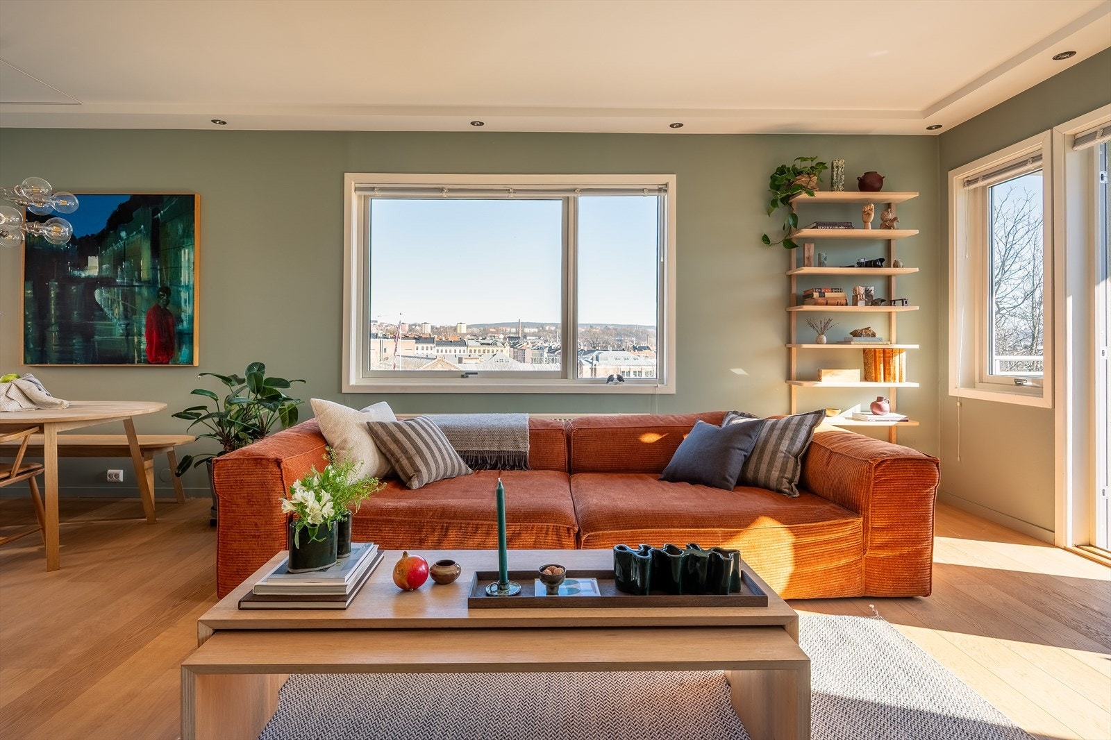 Stuen utgjør et sosialt allrom, med plass til mange. Hva med å invitere hjem på filmkveld? Galleribilde