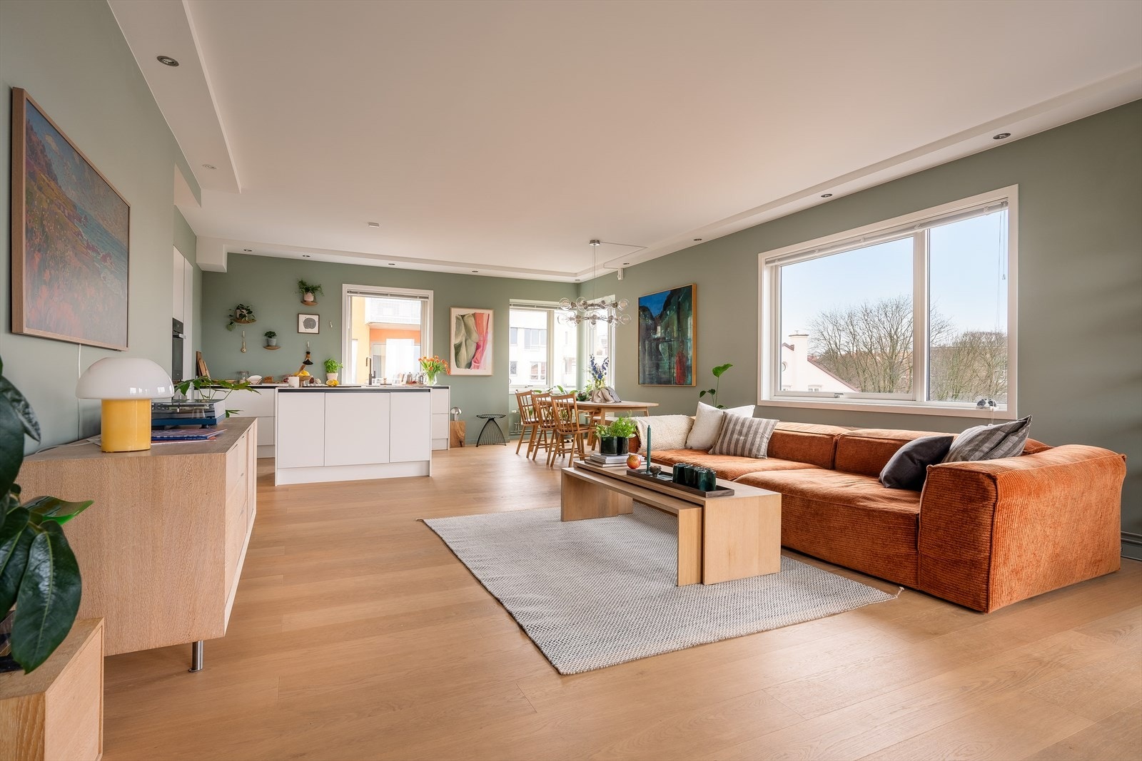 Stuen er holdt i duse, tidsriktige toner som spiller godt mot hverandre. Kombinert med vindusflater i tre himmelretninger gir dette en helt spesiell romfølelse. Galleribilde