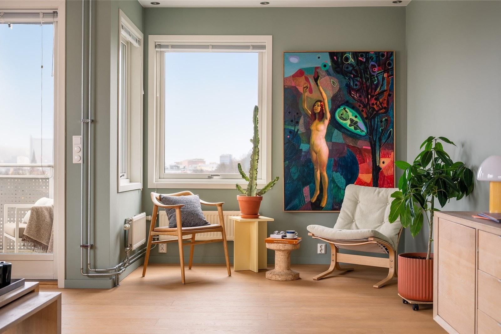 Innvendig møtes du av en behagelig atmosfære. Den sosiale planløsningen gir gode muligheter for å innrede i ulike soner. Galleribilde