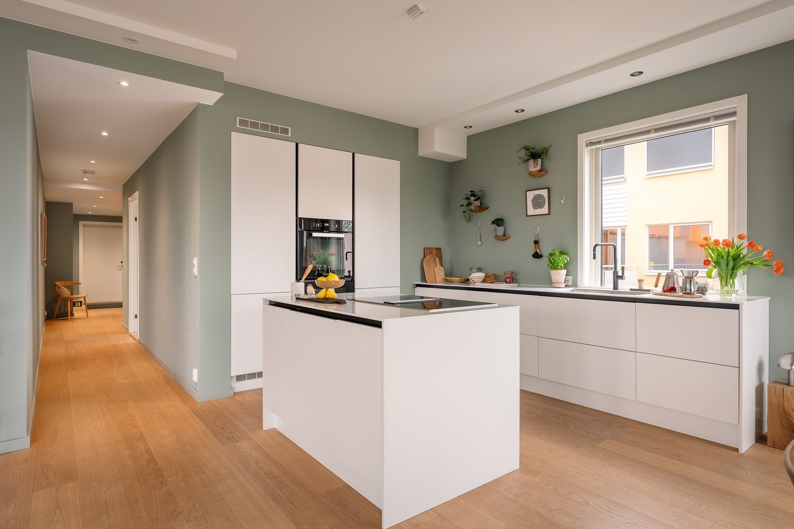 Innredningen fra HTH består av slette, hvite fronter som spiller godt mot leilighetens andre farger. Den vakre benkeplaten fra CoreStone er prikken over i-en. Galleribilde