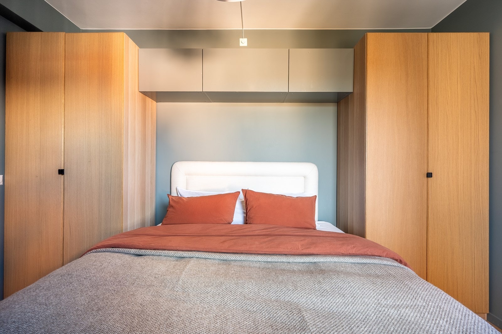 Rundt sengen er det praktisk plassert skap, som utnytter plassen til det fulle. Galleribilde