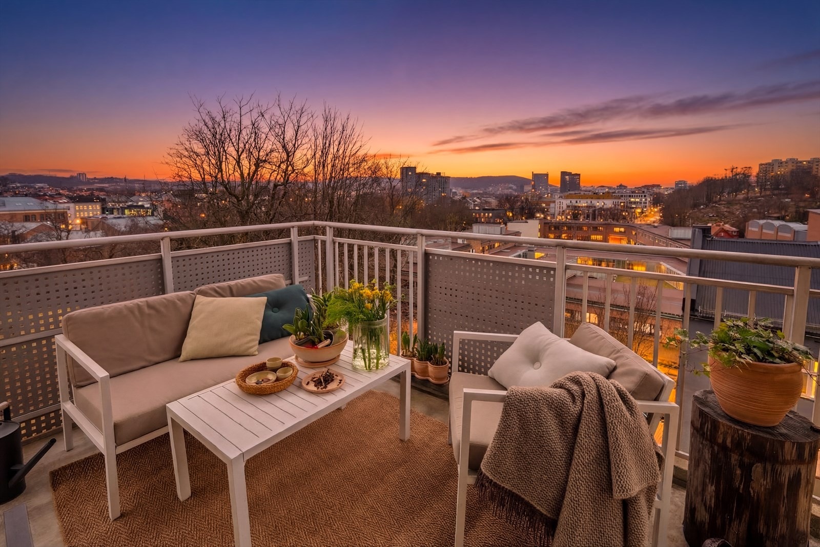 Leiligheten vender mot den skjermede, verneverdige Edens Hage. Her har du vidstrakt utsyn over byens taklandskap, historiske Telthusbakken, Kjærlighetsstien og Egebergløkka parsellag. Galleribilde